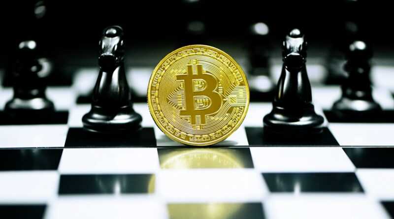 Zarabianie na kryptowalutowych kontraktach różnicowych (CFD) gold round coin on white table