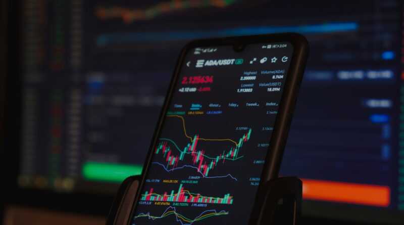 Jak ocenić ryzyko projektu kryptowalutowego? black android smartphone on brown wooden table