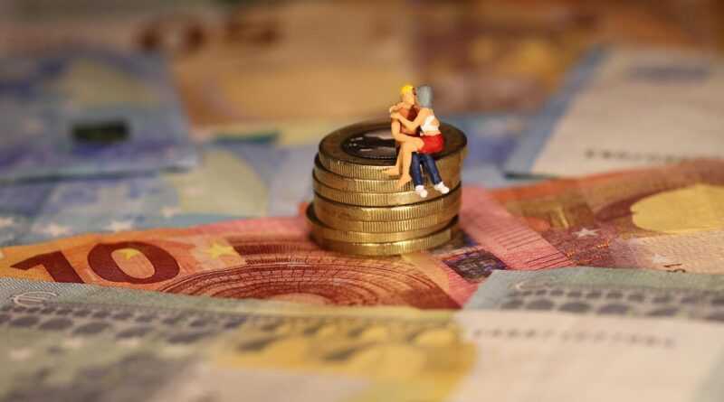 save up, money, miniature figures, retirement provision, care insurance, euro, old, finance, maintenance, insurance, reserve, pension, eventide, old-age security, retirement, dowry, marriage, love, miniature figure, miniature, creative, toy figure, model construction figure, insurance, dowry, dowry, dowry, dowry, dowry